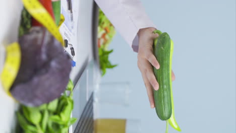 Vídeo-Vertical-De-Una-Dietista-Que-Prepara-Un-Programa-De-Nutrición-Con-Verduras.